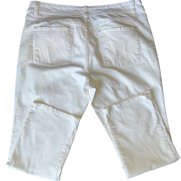 WHITE HOUSE BLACK MARKET "FEEL
BEAUTIFUL" Capris W/Stitching & Sequins SZ 16 - Picture 4 of 13